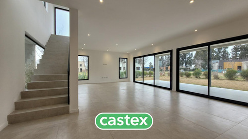 Casa En Venta En El Barrio Cerrado Santo Tomas, Pilar