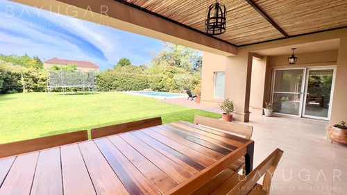 Imagen 2 de 21 de Venta - Muy Linda Casa En Club De Campo San Francisco - Bayugar Negocios Inmobiliarios