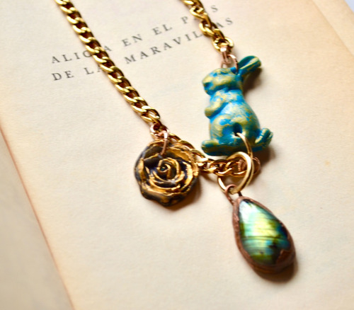 Imagen 2 de 10 de Collar Piedra Labradorita, Libro Clasico, Conejo, Flor. Cod1