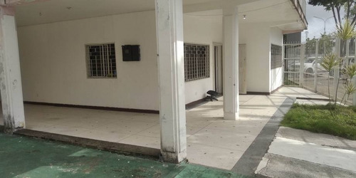 Imagen 14 de 17 de Av. Raúl Leoni Quinta Gina, Frente Al Polideportivo A Una Cuadra Antes De La Av. Bolivar