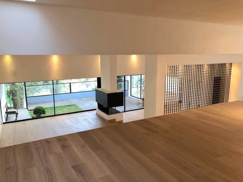 Imagen 2 de 19 de Moderna Casa Con Vigilancia Enfrente