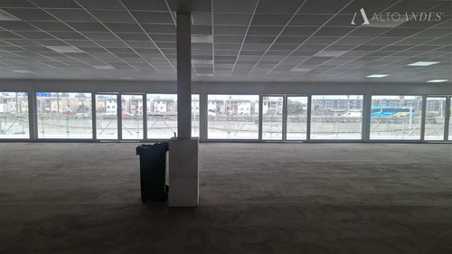 Arriendo Local Comercial / 90 Mt2 / 2 Baños / Strip Center