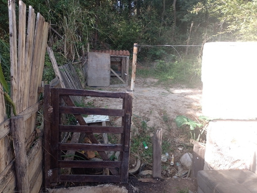 Casa Com Dois Cômodos E Quintal Grande Mais Garagem
