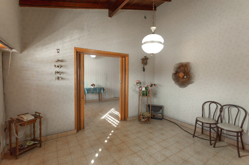 Casa Chalet En Venta Ubicado En Banfield, Lomas De Zamora, G.b.a. Zona Sur