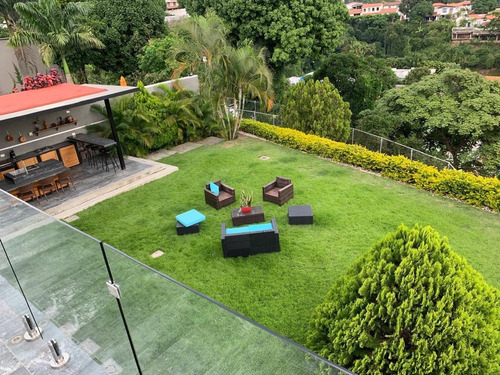 En Venta Casa Moderna Con Jardín Plano Y Vista Al Avila En La Urb. Prados Del Este, Calle Cerrada.