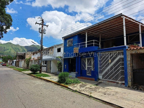 Casa Para Uso Comercial En Zona Estratégica De San Diego Que Cuenta Con 11 Habitaciones Para Prestar Servicio De Alquiler Residencial O Consultorios, Con 7 Baños Y Además Cuenta Con Un Anexo Y Local