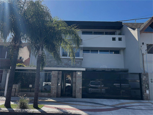 Excelente Casa De 5 Amb C/ Garage 3 Autos Y Pileta Climatizada - 440 M² Edif. - Ramos Mejia
