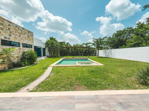 Casa En Venta En Privada Hacienda Cholul Con Amplio Terreno Y Paneles Solares