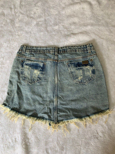 Imagem 2 de 2 de Saia Jeans Feminino Plus Size Desfiado E Curto