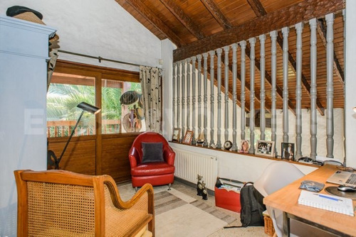 Casa Con Amplios Espacios Y Excelente Iluminación