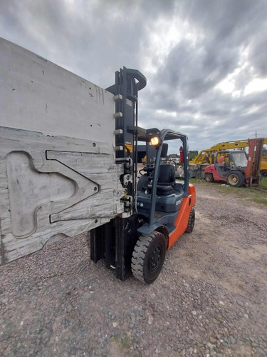 Autoelevador Toyota 32-8fd25 Con Clamp Cascade 2 Metros