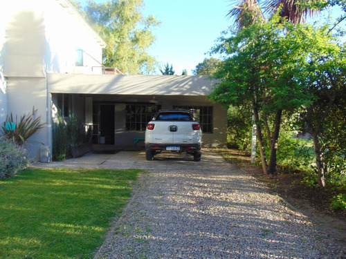 Casa En Venta - 3 Dormitorios 2 Baños - 200mts2 - Azul