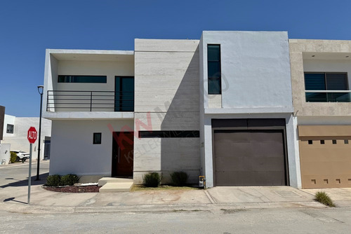Casa En Venta En Cerrada Camaleón Ubicada En Esquina, Residencial Palma Real - Viñedos Torreón