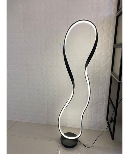 Imagem 2 de 2 de Luminaria De Chao Preto Led Flow 35w 3000k 148cm