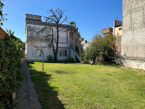 Casa Para Dos Familias Con Lindo Lote Sobre Avenida