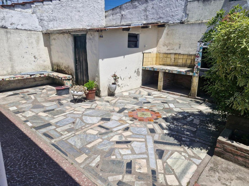 Casa En Venta - 2 Dormitorios 1 Baño - Cochera - 213mts2 - Mar Del Plata