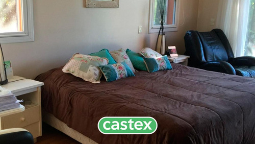 Casa A La Venta, Al Lago, Con Increíble Espejo De Agua En El Barrio Los Castores. Nordelta.