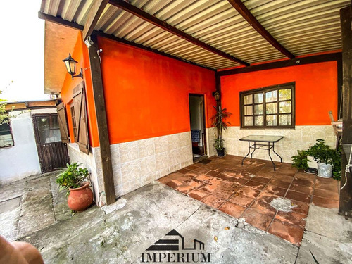 Venta Casa 2 Dormitorios Estufa A Leña 2 Baños, Cochera, Más 2 Apartamentos Alquilados Maldonado