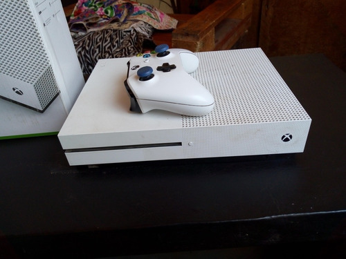 Xbox One S 500gb + 1 Jostick