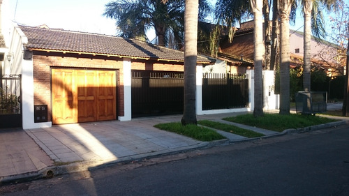 Excelente Chalet De 4 Amplios Ambientes Sobre Lote De 12,99 X 51, Con Garage Cubierto Para 3 Autos, Galeria Con Parrilla, Fondo Y Quincho. Excelente Estado. Nuevo Valor