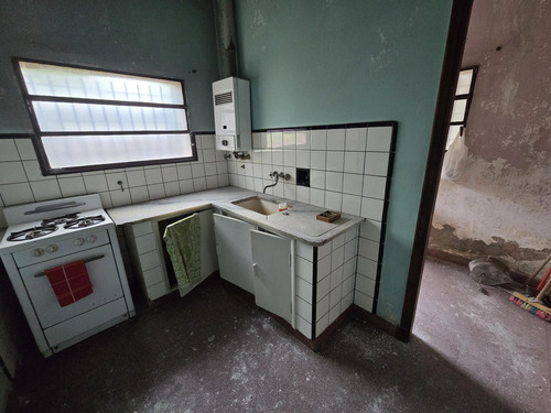 Venta Gran Lote De 10 X 37,45 Con Casa A Reciclar Y Galpón