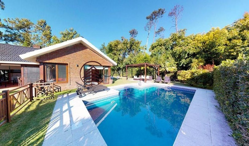Hermosa Casa En Alquiler Anual. A Pasos Del Mar Y Muy Cerca De Playa Mansa.- Ref: 1330