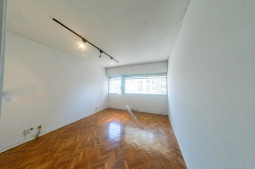 Imagen 9 de 14 de Venta Apartamento Pocitos 4 Dormitorios Y Servicio ,excelente Ubicación Y Vista