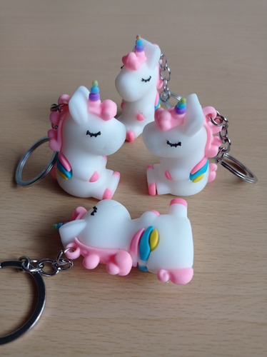 Imagen 4 de 4 de Llaveros De Silicón Mickey Minnie Stich Unicornio Dinosaurio