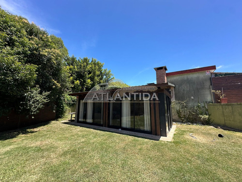 Venta De Exclusiva Casa En Atlántida, A 1 Cuadra De La Playa Y Metros Del Centro. Inm Atlántida.