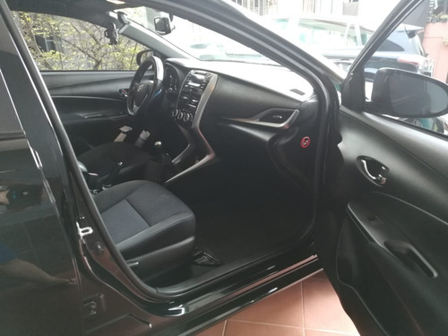 Imagen 8 de 11 de Toyota Yaris E 2018 Hatchback