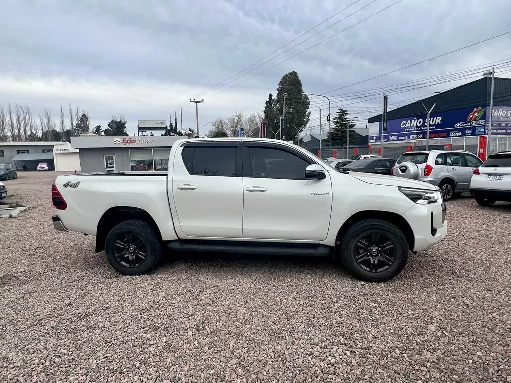 Toyota Hilux 2.8 Cd Srv 177cv 4x4