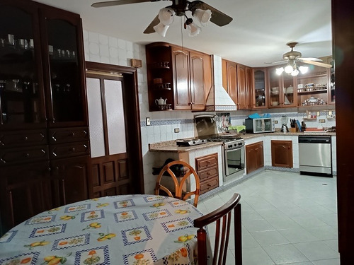 Imagen 7 de 26 de Fernando Guerrero Vende Casa De Dos Plantas En El Trigal Norte