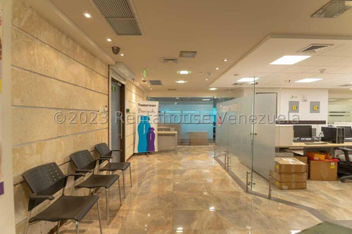 Amplia Oficina En Venta Las Mercedes.tipo Ph, 623 M2,actualizada ,amoblada. Son 15 Despachos, Salas Reuniones, Area De Cocina Y Comedor,24 Puestos De Estac. Seguridad Ingreso Garita . 25-2576gm