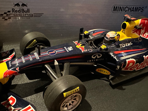 F1 Red Bull S Vettel Campeon 2011 Minichamps 1:18 Rb7 Azul (Usado)