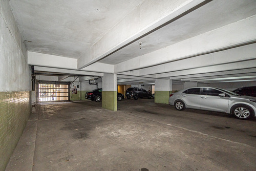 Venta. Cochera Cubierta Doble En Planta Baja, Av. Pueyrredón, Caba.