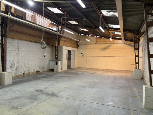 Amplio Galpón/ 900m2/ 6 Oficinas/ Bodegas Metro Santa Isabel