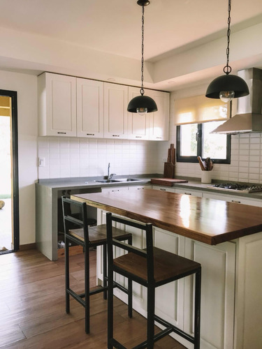 Casa En Neuquén , Barrio Los Canales. Alquiler/venta.