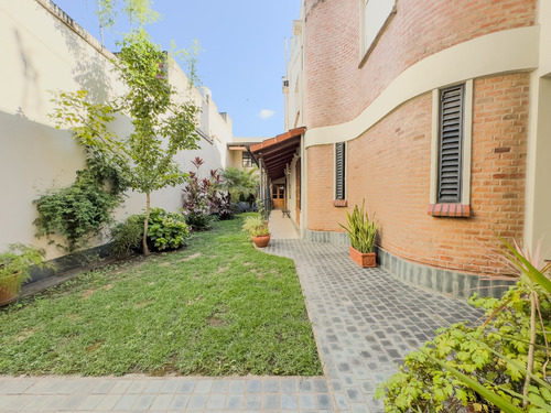Casa Ecléctica En Zona Céntrica: Estilo, Confort Y Seguridad Para Tu Familia