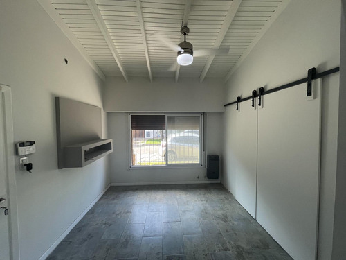 Casa En Venta - 2 Dormitorios 2 Baños - 206mts2 - Tolosa