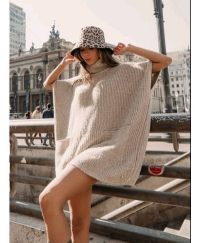 Imagem 2 de 3 de Coletão Alongado Em Tricot Gola Alta Com Bolsos Abenção