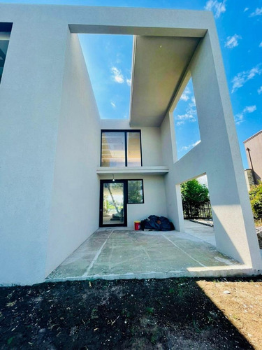 Imagen 5 de 13 de Excelente Casa Moderna - Impresionantes Vistas A Terminar