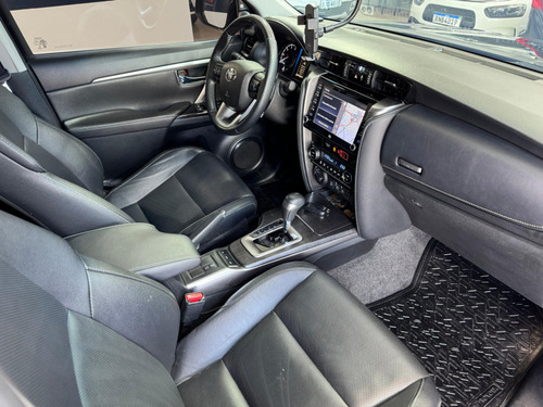 Toyota Hilux SW4 2.8 D-4D TURBO DIESEL SRX 4X4 AUTOMÁTICO