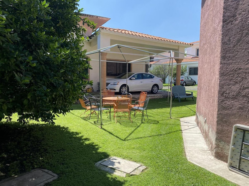 Casa En Venta En Tlalpan, Amplia,iluminada Y Con Jardín