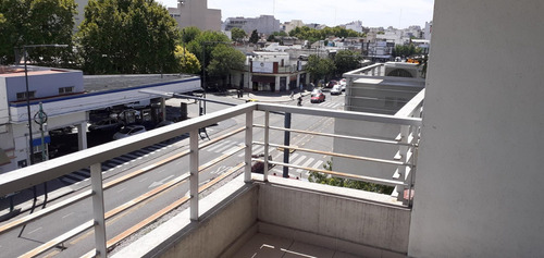 Imagen 2 de 8 de Monoambiente Al Frente Con Balcón Terraza