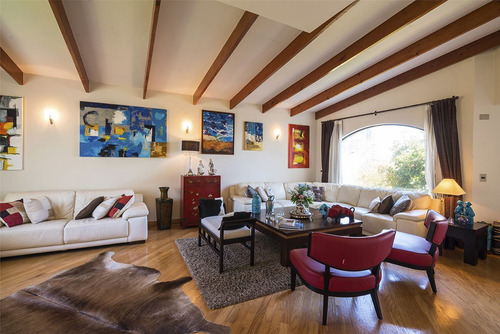 Gran Casa Familiar En Sector Residencial De Concón