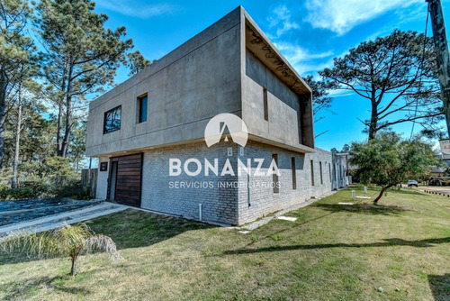 Casa Venta, Piriápolis. San Francisco. 3 Dormitorios. 2 Baños. Con Piscina. A 3 Cuadras De La Playa.