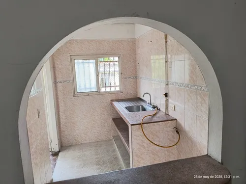 Casa Rentable Con 2 Apartamentos Y Un Local