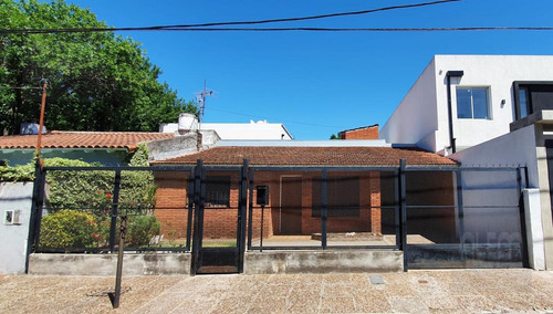 Imagen 1 de 21 de Casa En Una Planta - Muy Buena Ubicación - Adrogué