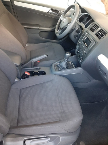 Imagen 10 de 15 de Volkswagen Jetta 2017 2.5 Trendline Mt