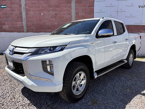 Mitsubishi L200 2.4 Cabina Doble 4x2 Mt
